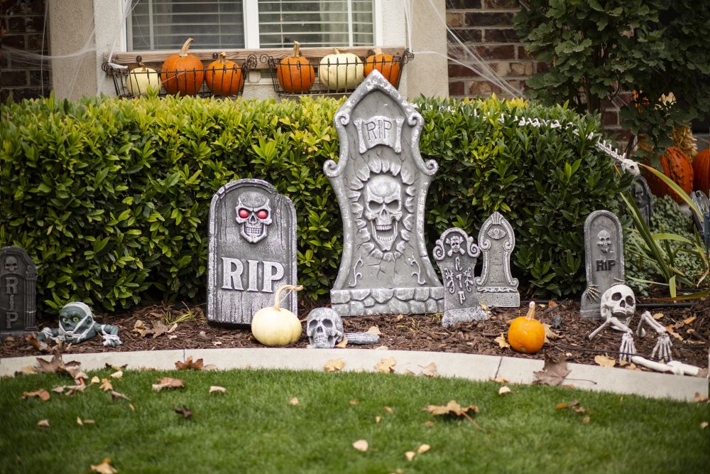 how to transition decor from halloween to thanksgiving - remove spooky Halloween decor